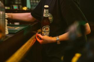 Comment ouvrir une bière avec un briquet : bière et rock a Berlin