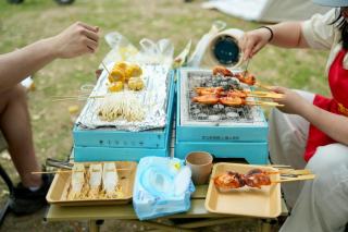 Barbecue usage unique : guide bière, rock et Berlin