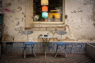 Devanture éclairée d'une petite épicerie de nuit dans une rue berlinoise